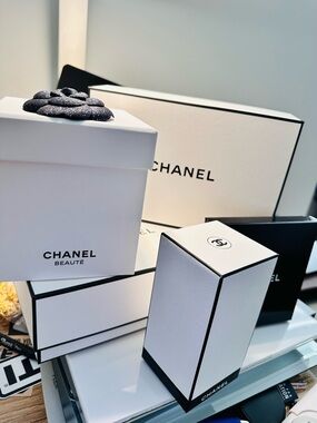 CHANEL 5 White & Black Branded Gift Boxes + bag